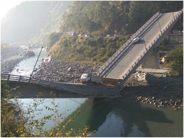 হিমাচলের চাম্বায় ব্রিজ ভেঙে দুর্ঘটনা, ভাইরাল হল ভিডিও হিমাচলের চাম্বায় ব্রিজ ভেঙে দুর্ঘটনা, ভাইরাল হল ভিডিও