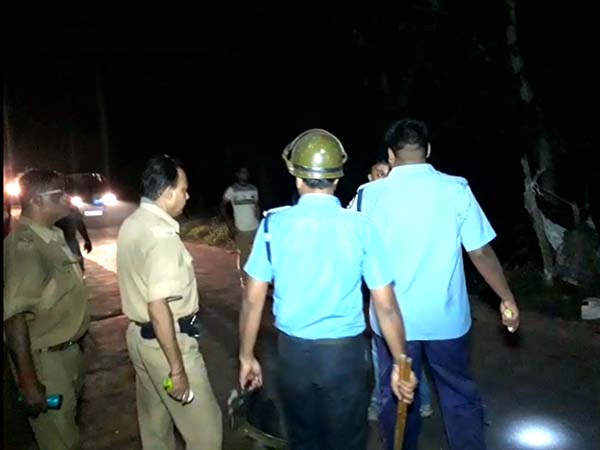 কোচিং-সেন্টারের আড়ালে ছাত্রীর সঙ্গে যৌনাচার শিক্ষকের, ফেসবুকে ভাইরাল ভিডিও কোচিং-সেন্টারের আড়ালে ছাত্রীর সঙ্গে যৌনাচার শিক্ষকের, ফেসবুকে ভাইরাল ভিডিও