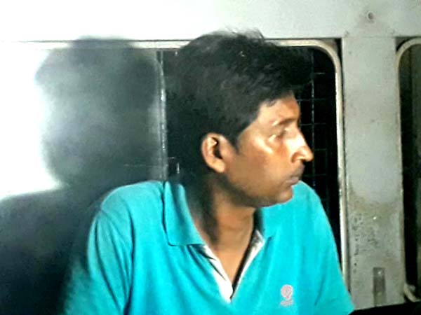 কোচিং-সেন্টারের আড়ালে ছাত্রীর সঙ্গে যৌনাচার শিক্ষকের, ফেসবুকে ভাইরাল ভিডিও কোচিং-সেন্টারের আড়ালে ছাত্রীর সঙ্গে যৌনাচার শিক্ষকের, ফেসবুকে ভাইরাল ভিডিও