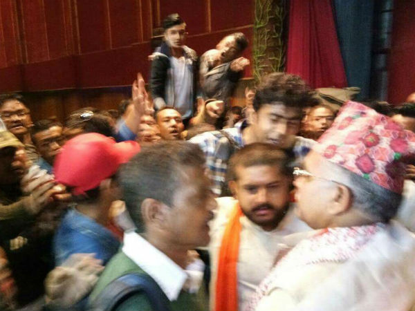 পাহাড়ে নিগৃহিত দিলীপ ঘোষ, ভেস্তে গেল সভা,প্রতিবাদে কলকাতায় বিক্ষোভ বিজেপি-র পাহাড়ে নিগৃহিত দিলীপ ঘোষ, ভেস্তে গেল সভা,প্রতিবাদে কলকাতায় বিক্ষোভ বিজেপি-র