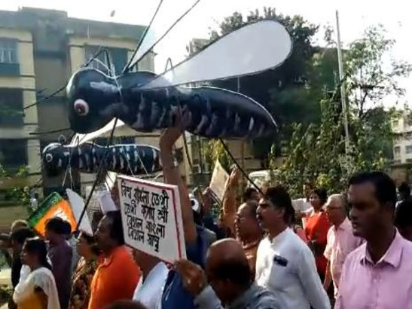 বিজেপির ডেঙ্গি-প্রতিবাদ ঘিরে তুলকালাম, স্বাস্থ্যভবনের কাছে রাস্তায় মশারি টানিয়ে বিক্ষোভ বিজেপির ডেঙ্গি-প্রতিবাদ ঘিরে তুলকালাম, স্বাস্থ্যভবনের কাছে রাস্তায় মশারি টানিয়ে বিক্ষোভ