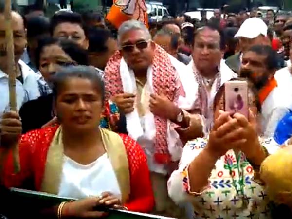 পাহাড়ে নিগৃহিত দিলীপ ঘোষ, ভেস্তে গেল সভা পাহাড়ে নিগৃহিত দিলীপ ঘোষ, ভেস্তে গেল সভা