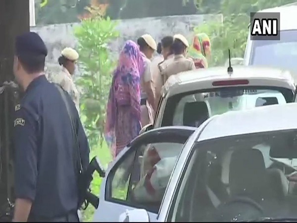 কাজে এল না বুকে ব্যাথার 'অভিনয়', পুলিশ হেফাজতেই যেতে হল হানিপ্রীতকে কাজে এল না বুকে ব্যাথার 'অভিনয়', পুলিশ হেফাজতেই যেতে হল হানিপ্রীতকে