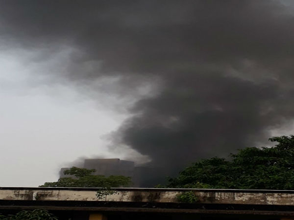 খিদিরপুরে বন্ধ আইসক্রিম কারখানায় আগুন-আতঙ্ক, দমকলের চেষ্টায় পরিস্থিতি নিয়ন্ত্রণে খিদিরপুরে বন্ধ আইসক্রিম কারখানায় আগুন-আতঙ্ক, দমকলের চেষ্টায় পরিস্থিতি নিয়ন্ত্রণে