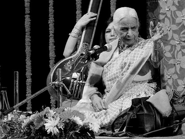 'এ যেন মা-কে হারানো', গিরিজা দেবীর প্রয়াণে স্মৃতি চারণায় সরোদিয়া দেবজ্যোতি বসু 'এ যেন মা-কে হারানো', গিরিজা দেবীর প্রয়াণে স্মৃতি চারণায় সরোদিয়া দেবজ্যোতি বসু