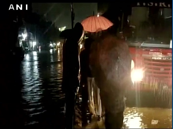 ২ ঘণ্টার মেঘ ভাঙা বৃষ্টিতে বিপর্যস্ত হায়দরাবাদ, ২জনের মৃত্যু, জলে ডুবল শহর ২ ঘণ্টার মেঘ ভাঙা বৃষ্টিতে বিপর্যস্ত হায়দরাবাদ, ২জনের মৃত্যু, জলে ডুবল শহর