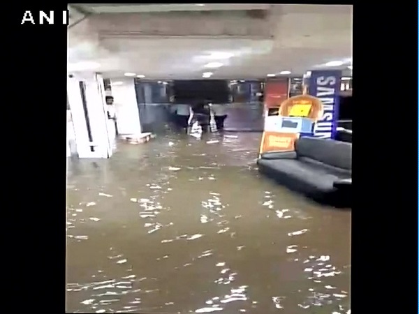 ২ ঘণ্টার মেঘ ভাঙা বৃষ্টিতে বিপর্যস্ত হায়দরাবাদ, ২জনের মৃত্যু, জলে ডুবল শহর ২ ঘণ্টার মেঘ ভাঙা বৃষ্টিতে বিপর্যস্ত হায়দরাবাদ, ২জনের মৃত্যু, জলে ডুবল শহর