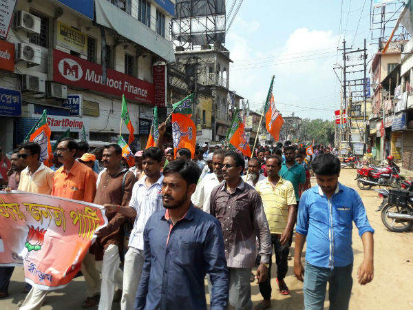 পাহাড়ে দিলীপ-নিগ্রহের প্রতিবাদ রাজ্যজুড়ে, পথে নেমে কী বার্তা বিজেপির পাহাড়ে দিলীপ-নিগ্রহের প্রতিবাদ রাজ্যজুড়ে, পথে নেমে কী বার্তা বিজেপির