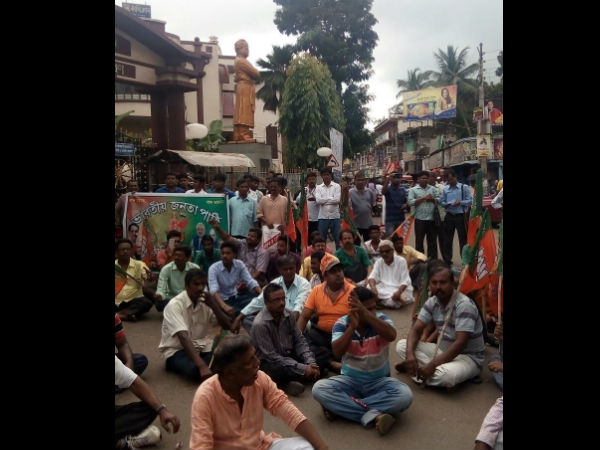 পাহাড়ে দিলীপ-নিগ্রহের প্রতিবাদ রাজ্যজুড়ে, পথে নেমে কী বার্তা বিজেপির পাহাড়ে দিলীপ-নিগ্রহের প্রতিবাদ রাজ্যজুড়ে, পথে নেমে কী বার্তা বিজেপির
