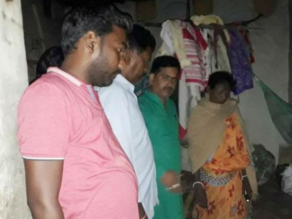 আধারের আঙুলের ছাপ না মেলেনি, রেশন না পেয়ে ফের মৃত্যুর অভিযোগ ঝাড়খণ্ডে আধারের আঙুলের ছাপ না মেলেনি, রেশন না পেয়ে ফের মৃত্যুর অভিযোগ ঝাড়খণ্ডে