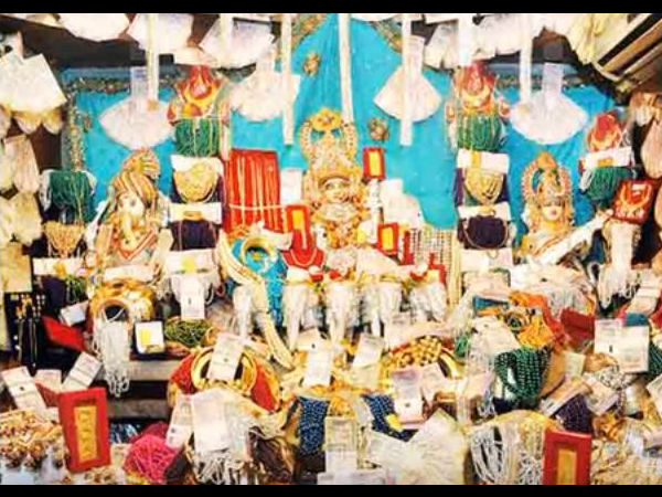 দুর্গার সোনার শাড়ি দেখেছেন! এবার দেখুন ১০০ কোটি টাকার নোট দিয়ে সাজানো এই লক্ষ্মীমন্দির দুর্গার সোনার শাড়ি দেখেছেন! এবার দেখুন ১০০ কোটি টাকার নোট দিয়ে সাজানো এই লক্ষ্মীমন্দির