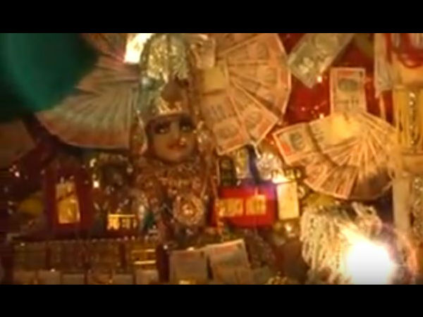 দুর্গার সোনার শাড়ি দেখেছেন! এবার দেখুন ১০০ কোটি টাকার নোট দিয়ে সাজানো এই লক্ষ্মীমন্দির দুর্গার সোনার শাড়ি দেখেছেন! এবার দেখুন ১০০ কোটি টাকার নোট দিয়ে সাজানো এই লক্ষ্মীমন্দির