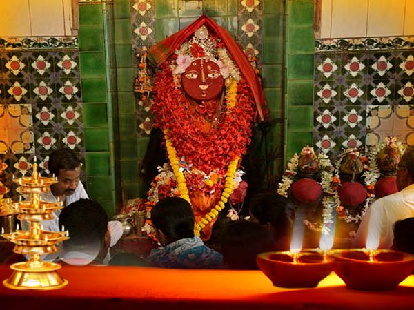 অদ্ভুত মিল দুই চণ্ডীতলার, মেলাইচণ্ডী-মাকড়চণ্ডী মন্দির ঘিরে কালী আরাধনায় মাতে ভক্তকুল অদ্ভুত মিল দুই চণ্ডীতলার, মেলাইচণ্ডী-মাকড়চণ্ডী মন্দির ঘিরে কালী আরাধনায় মাতে ভক্তকুল