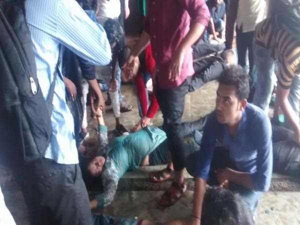 মুম্বইয়ে পদপিষ্ট হয়ে 'মৃত' মহিলার সঙ্গে ঘটে গেল এই নির্মম কাণ্ড, চাঞ্চল্যকর ছবি মুম্বইয়ে পদপিষ্ট হয়ে 'মৃত' মহিলার সঙ্গে ঘটে গেল এই নির্মম কাণ্ড, চাঞ্চল্যকর ছবি