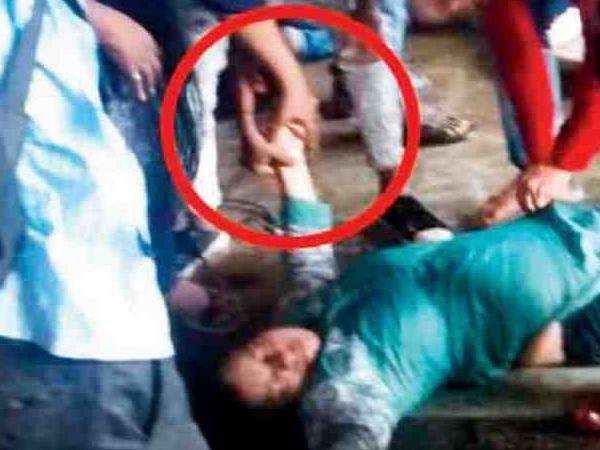 মুম্বইয়ে পদপিষ্ট হয়ে 'মৃত' মহিলার সঙ্গে ঘটে গেল এই নির্মম কাণ্ড, চাঞ্চল্যকর ছবি মুম্বইয়ে পদপিষ্ট হয়ে 'মৃত' মহিলার সঙ্গে ঘটে গেল এই নির্মম কাণ্ড, চাঞ্চল্যকর ছবি
