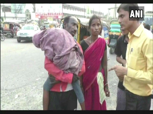 ফিরে এল দানা মাঝির স্মৃতি, এইমসে চিকিৎসার অভাবে মৃত মেয়ের দেহ নিয়ে ২ কিমি হাঁটলেন বাবা ফিরে এল দানা মাঝির স্মৃতি, এইমসে চিকিৎসার অভাবে মৃত মেয়ের দেহ নিয়ে ২ কিমি হাঁটলেন বাবা