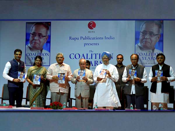 জোটের ‘স্বরলিপি’ লেখা হল প্রণবের মঞ্চে! বিরোধীরা ‘কোরাসে’র সুর সাধছেন জোটের ‘স্বরলিপি’ লেখা হল প্রণবের মঞ্চে! বিরোধীরা ‘কোরাসে’র সুর সাধছেন