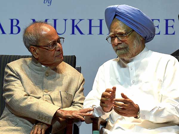 ‘মুশকিল আসান’ প্রণবে শ্রদ্ধাশীল মনমোহন, কৃতজ্ঞ চিত্তে জানালেন না বলা কথা ‘মুশকিল আসান’ প্রণবে শ্রদ্ধাশীল মনমোহন, কৃতজ্ঞ চিত্তে জানালেন না বলা কথা