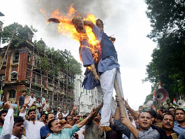 মুকুল বিদায়ের পর মদনকে আসরে নামিয়ে টক্কর বিজেপিকে মুকুল বিদায়ের পর মদনকে আসরে নামিয়ে টক্কর বিজেপিকে