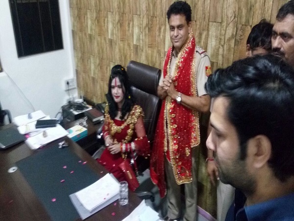 শিষ্যের কোলে চেপে স্বষোষিত ধর্মগুরু মা-র নাচ, ভাইরাল হল ভিডিও শিষ্যের কোলে চেপে স্বষোষিত ধর্মগুরু মা-র নাচ, ভাইরাল হল ভিডিও