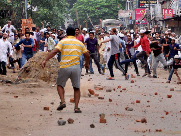দুর্গাপুজোর ভাসান ও তাজিয়া ঘিরে দাঙ্গা ছড়াল দেশের এই প্রান্তে, আহত ৩০ দুর্গাপুজোর ভাসান ও তাজিয়া ঘিরে দাঙ্গা ছড়াল দেশের এই প্রান্তে, আহত ৩০