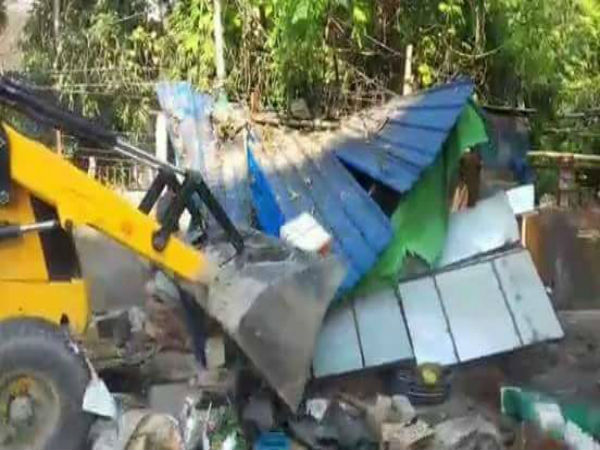 যুবভারতীতে খেলা শুরু আগে উচ্ছেদ বিরোধী বিক্ষোভ-মিছিল শিয়ালদায় যুবভারতীতে খেলা শুরু আগে উচ্ছেদ বিরোধী বিক্ষোভ-মিছিল শিয়ালদায়