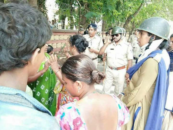যুবভারতীতে খেলা শুরু আগে উচ্ছেদ বিরোধী বিক্ষোভ-মিছিল শিয়ালদায় যুবভারতীতে খেলা শুরু আগে উচ্ছেদ বিরোধী বিক্ষোভ-মিছিল শিয়ালদায়