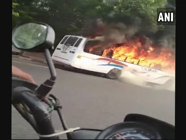 দিল্লিতে চলন্ত স্কুলবাসে আগুন, উদ্ধার ৩৩ পড়ুয়া দিল্লিতে চলন্ত স্কুলবাসে আগুন, উদ্ধার ৩৩ পড়ুয়া