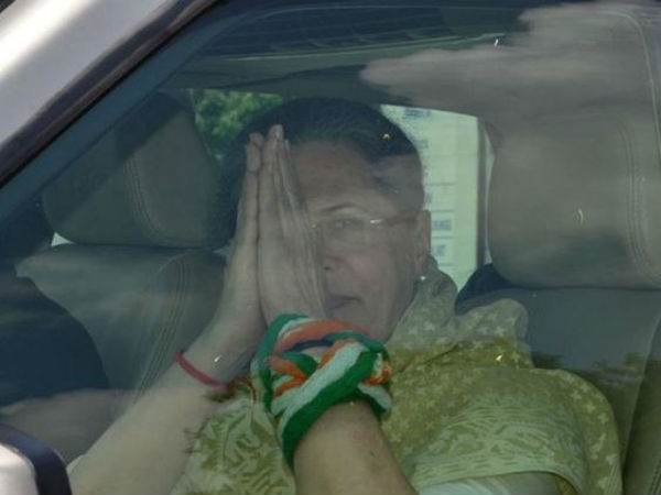 হাসপাতাল থেকে বাড়ি ফিরলেন সনিয়া গান্ধী, বিশ্রামের পরামর্শ চিকিৎসকদের হাসপাতাল থেকে বাড়ি ফিরলেন সনিয়া গান্ধী, বিশ্রামের পরামর্শ চিকিৎসকদের