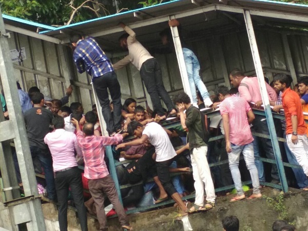 এলফিনস্টোন রোডে ফুটওভারব্রিজ তৈরি করবে সেনা, কটাক্ষ বিরোধীদের এলফিনস্টোন রোডে ফুটওভারব্রিজ তৈরি করবে সেনা, কটাক্ষ বিরোধীদের