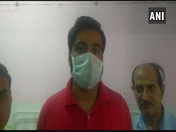 উত্তরপ্রদেশে চিনিকল থেকে বিষাক্ত গ্যাস লিক, অসুস্থ কমপক্ষে ৩০০ পড়ুয়া উত্তরপ্রদেশে চিনিকল থেকে বিষাক্ত গ্যাস লিক, অসুস্থ কমপক্ষে ৩০০ পড়ুয়া