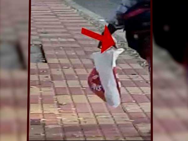 ফুটপাতের উপর চলল ধর্ষণ! দেখেও না দেখার ভান সাধারণ মানুষের, কোথায় ঘটল এমন ঘটনা ফুটপাতের উপর চলল ধর্ষণ! দেখেও না দেখার ভান সাধারণ মানুষের, কোথায় ঘটল এমন ঘটনা
