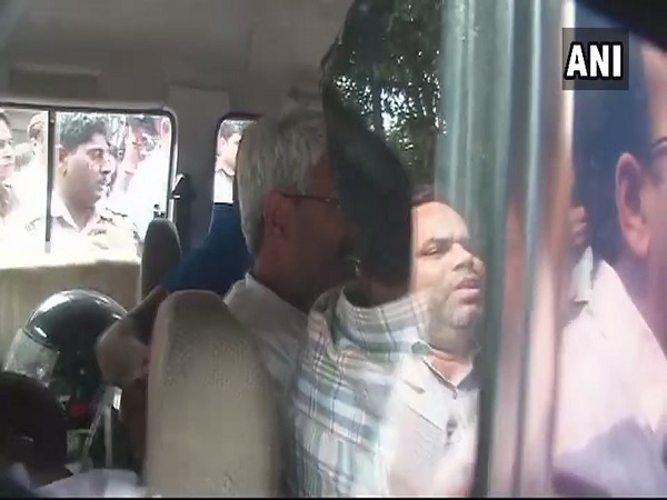 ছত্তিশগড়ের মন্ত্রীর সেক্স ভিডিও ফাঁসের হুমকি দিয়ে তোলাবাজি, কাকভোরে গ্রেফতার সাংবাদিক ছত্তিশগড়ের মন্ত্রীর সেক্স ভিডিও ফাঁসের হুমকি দিয়ে তোলাবাজি, কাকভোরে গ্রেফতার সাংবাদিক