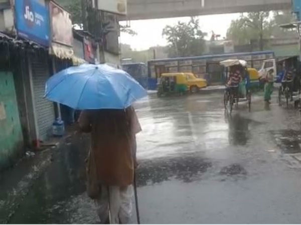 দমকা হাওয়ার সঙ্গে ভারী বৃষ্টি, বিপাকে সাধারণ মানুষ দমকা হাওয়ার সঙ্গে ভারী বৃষ্টি, বিপাকে সাধারণ মানুষ