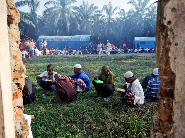 রোহিঙ্গাদের চাপে কাজ হারাচ্ছেন ভূমিপুত্ররা, উত্তপ্ত পরিস্থিতি দক্ষিণপূর্ব বাংলাদেশে রোহিঙ্গাদের চাপে কাজ হারাচ্ছেন ভূমিপুত্ররা, উত্তপ্ত পরিস্থিতি দক্ষিণপূর্ব বাংলাদেশে