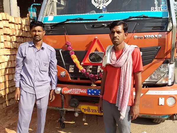 রাতের অন্ধকারে কলকাতা শহরে লরি চালককে মারধর ও ছিনতাই রাতের অন্ধকারে কলকাতা শহরে লরি চালককে মারধর ও ছিনতাই
