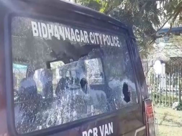 পুলিশের গাড়িতে ভাঙচুর