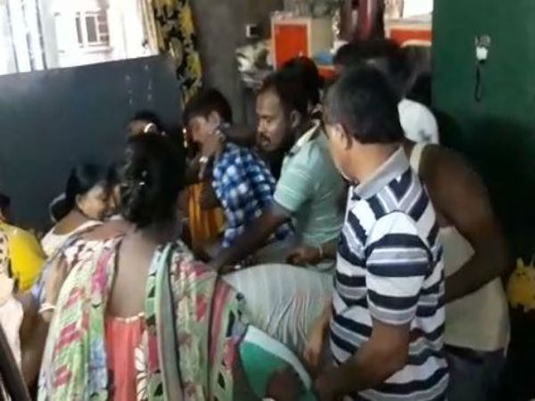 শোকস্তব্ধ পরিবার