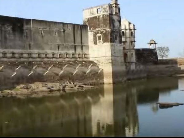 মহলের সামনেই মন্দির