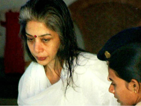 আদালতের পথে ইন্দ্রাণী