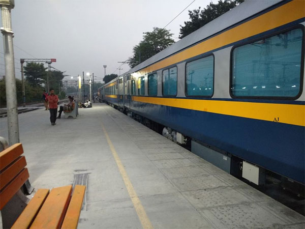 ভারতীয় রেলের নয়া আকর্ষণ, স্বর্ণ প্রকল্পের এই ট্রেনগুলি এবার বিমানকেও হার মানাবে ভারতীয় রেলের নয়া আকর্ষণ, স্বর্ণ প্রকল্পের এই ট্রেনগুলি এবার বিমানকেও হার মানাবে