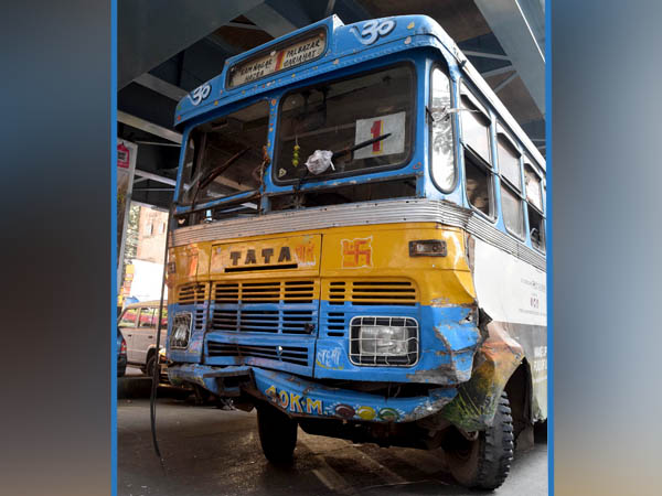 গড়িয়াহাটে বেপরোয়া বাস