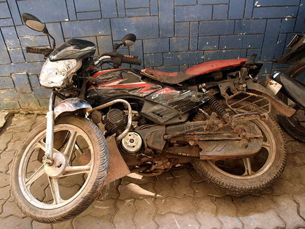 ক্ষতিগ্রস্ত বেশ কয়েকটি গাড়ি