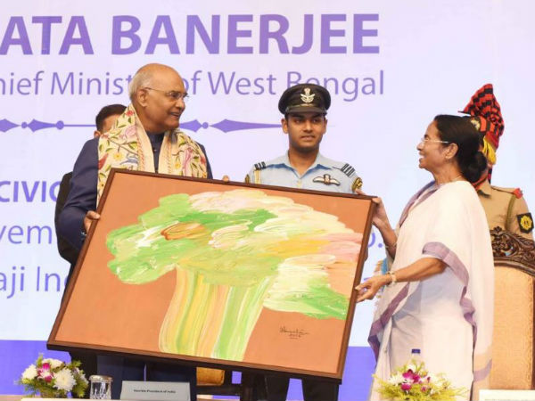 রাষ্ট্রপতির হাতে মুখ্যমন্ত্রী হাতে আঁকা ছবি
