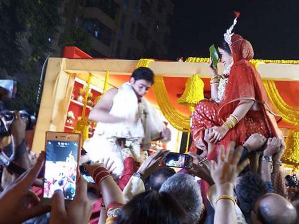 বর বড় না বউ