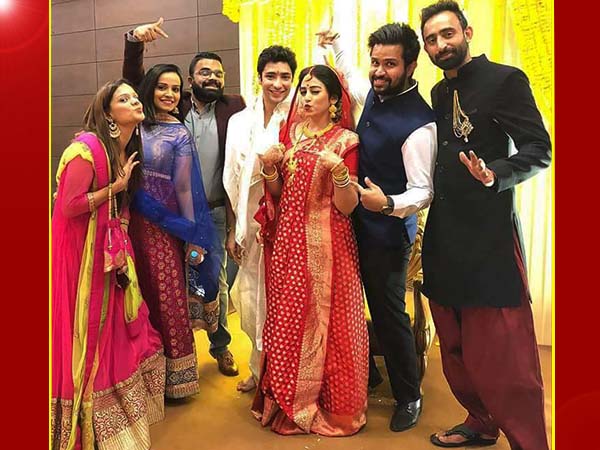 বন্ধুদের সঙ্গে জমাটি ছবি