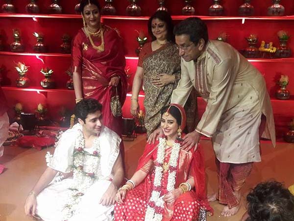 অভিভাবকদের সঙ্গে নব দম্পতি