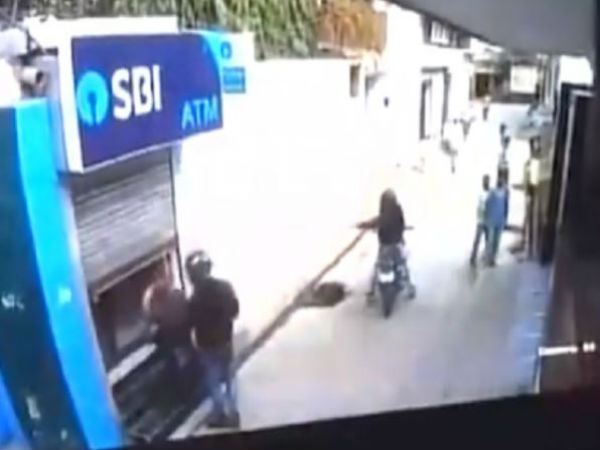 প্রকাশ্য দিবালোকে দিল্লির রাজপথে এটিএম লুঠের চেষ্টা প্রকাশ্য দিবালোকে দিল্লির রাজপথে এটিএম লুঠের চেষ্টা