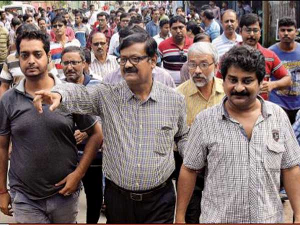 বালুরঘাট ফেসবুককাণ্ডে ধরপাকড় অসাংবিধানিক, আর কি বলল হাইকোর্ট বালুরঘাট ফেসবুককাণ্ডে ধরপাকড় অসাংবিধানিক, আর কি বলল হাইকোর্ট