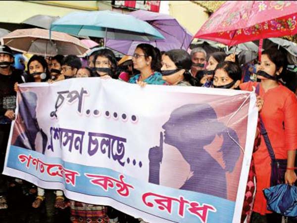 বালুরঘাট ফেসবুককাণ্ডে ধরপাকড় অসাংবিধানিক, আর কি বলল হাইকোর্ট বালুরঘাট ফেসবুককাণ্ডে ধরপাকড় অসাংবিধানিক, আর কি বলল হাইকোর্ট